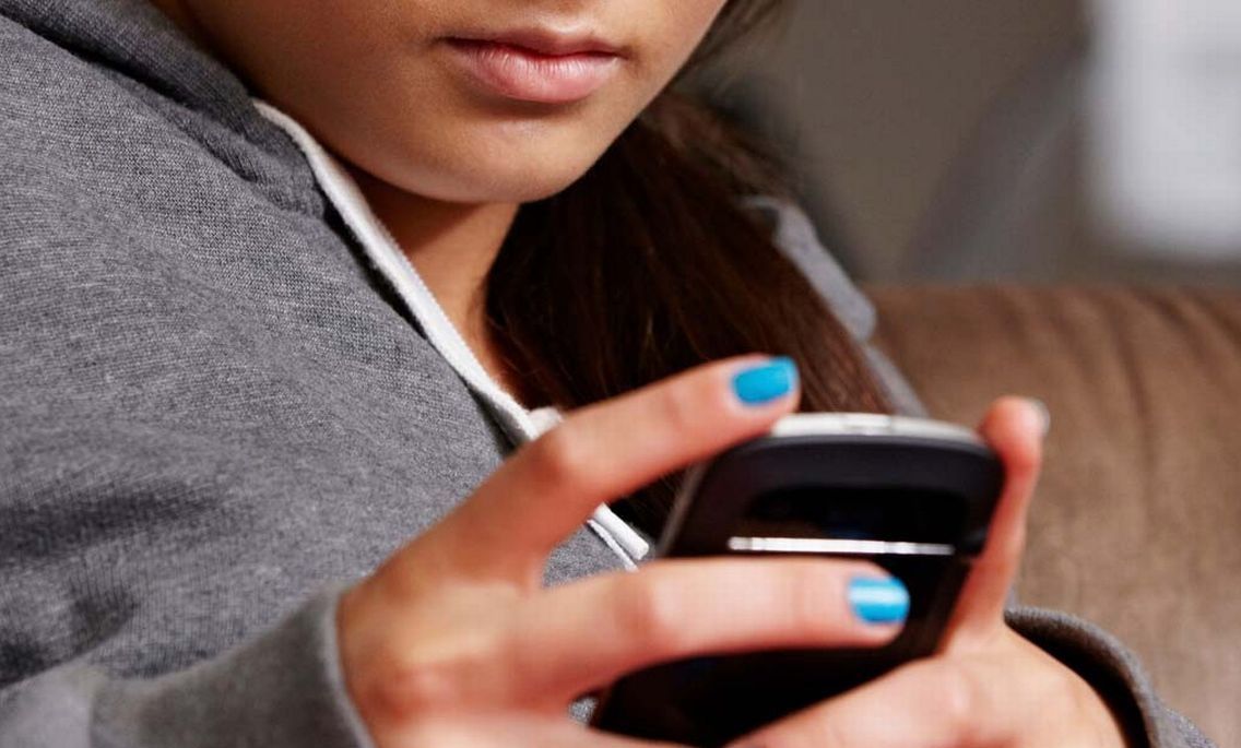 Adolescentes en casa y con lenguaje propio: ¿qué significan "skere", "ñeri" y "ahre"?
