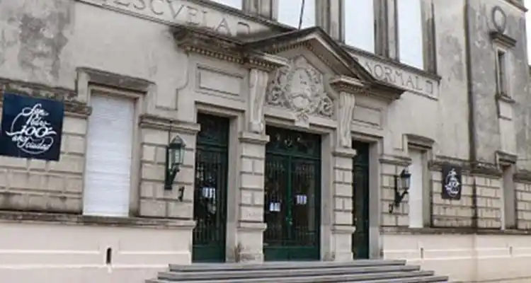 Feria, música y teatro en la Escuela Normal