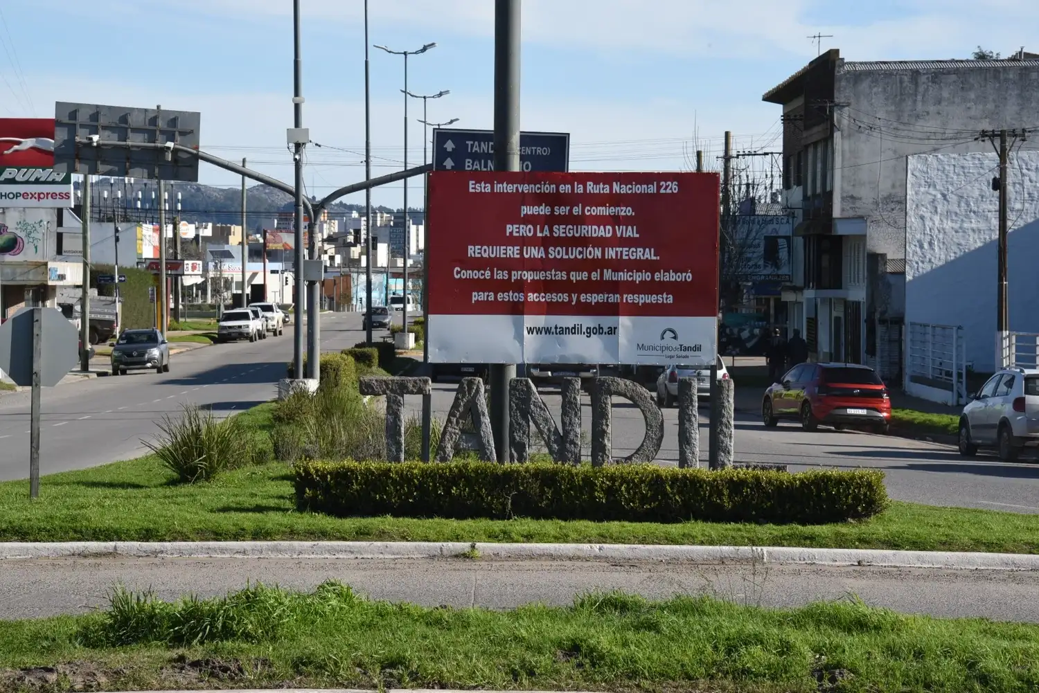 Con un cartel en la rotonda de Espora, la Comuna reclamó por una solución integral para la Ruta Nacional 226.