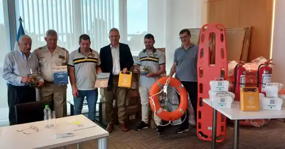 CARU entregó desfibriladores y elementos de seguridad a clubes náuticos y Prefectura       