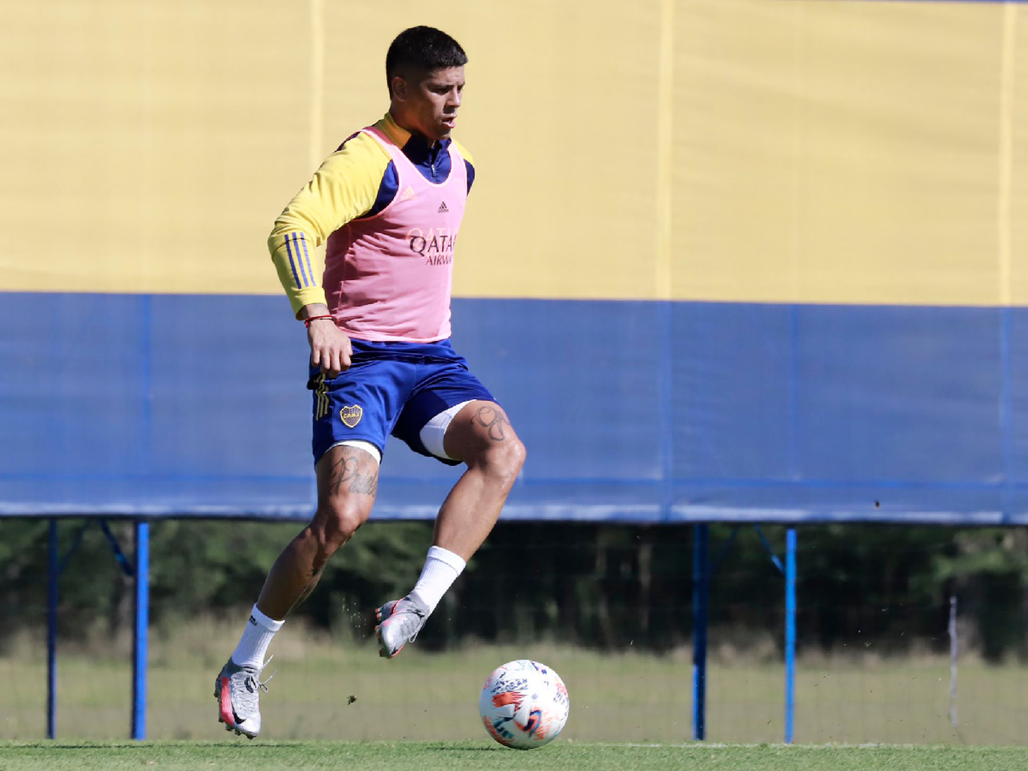 Rojo hizo fútbol y se acerca su debut en Boca