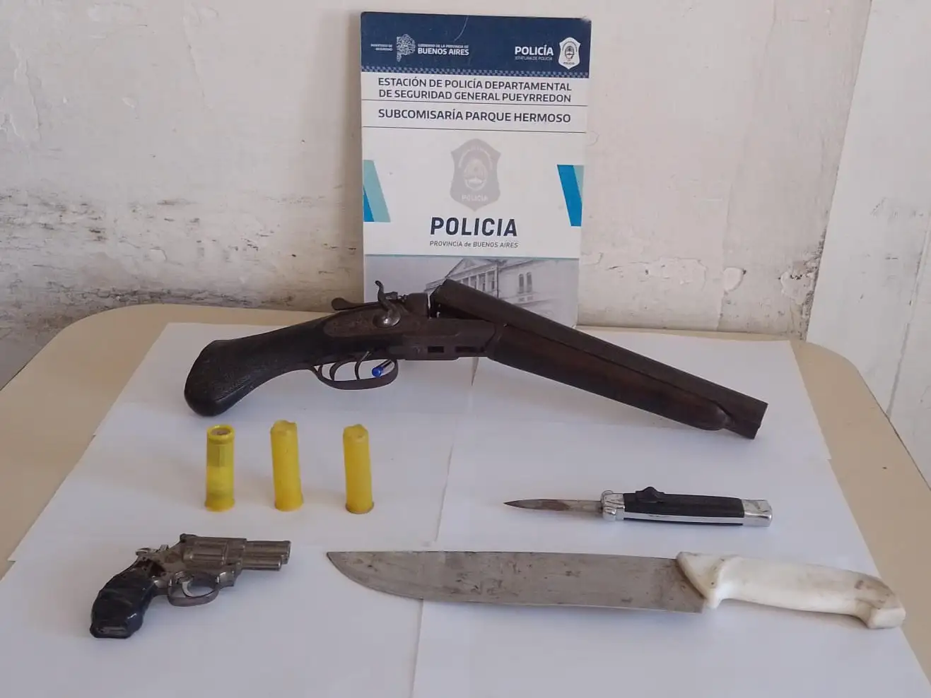 La pareja agresora fue imputada por dos delitos distintos, el hombre por "amenazas agravadas” y la mujer por “tenencia ilegal de estupefacientes”.