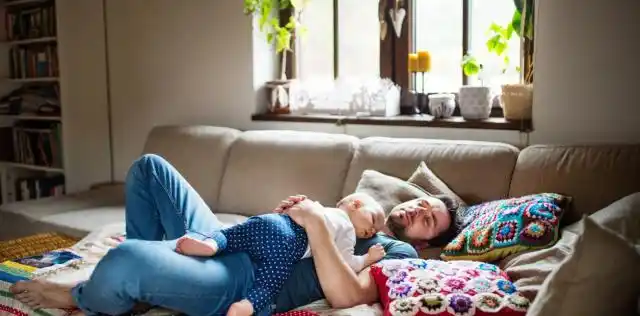 Los nuevos papás tienen por delante seis años de privación del sueño, según un estudio