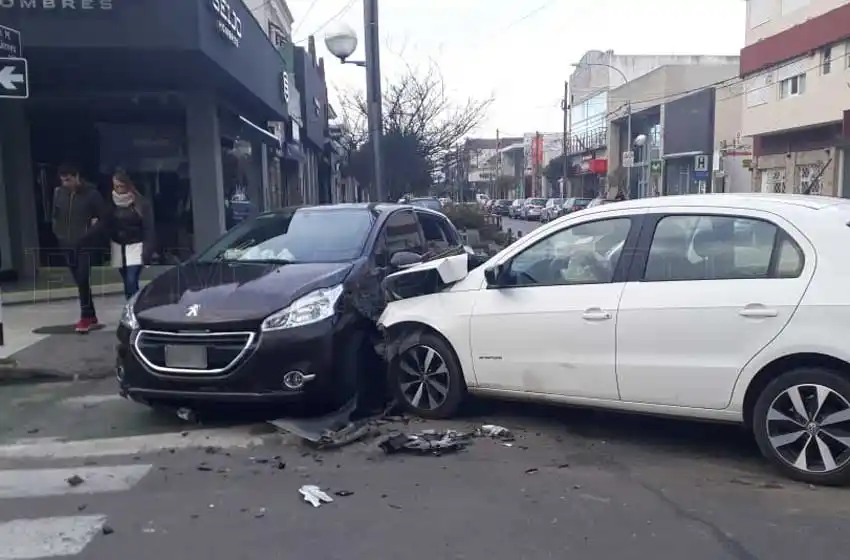 El choque de todos los días: fuerte impacto en plena calle Güemes