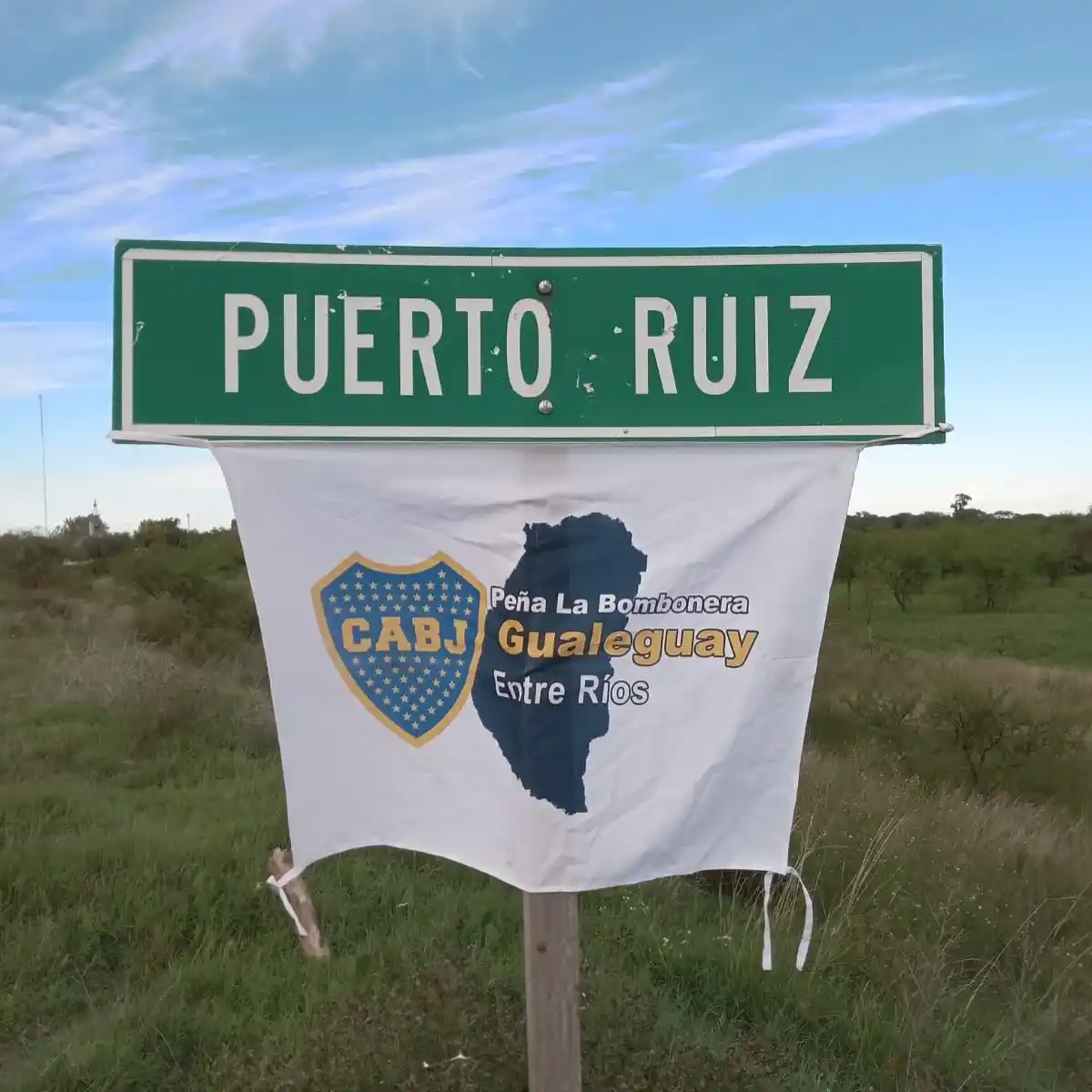 Solidaridad en Puerto Ruiz: la Peña La Bombonera Gualeguay entregó útiles escolares en la Escuela N°11