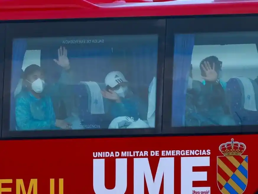 Los pasajeros y tripulantes son monitoreados en distintos países mientras continúan las investigaciones sobre la propagación del virus Andes.