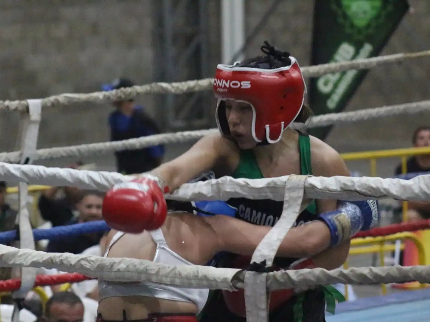 Julieta Gatti castiga contra la lona a su retadora (crédito: Dirección de Deportes).