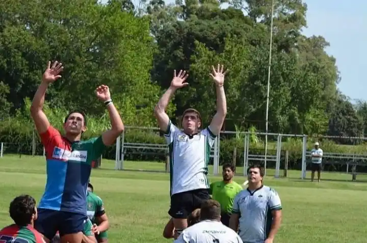 Guido Riva, uno de los tandilenses, en un line frente a Uroba.