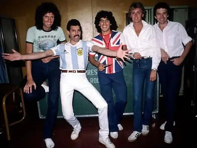 Queen y Diego Maradona se conocieron durante la visita de la banda al país.