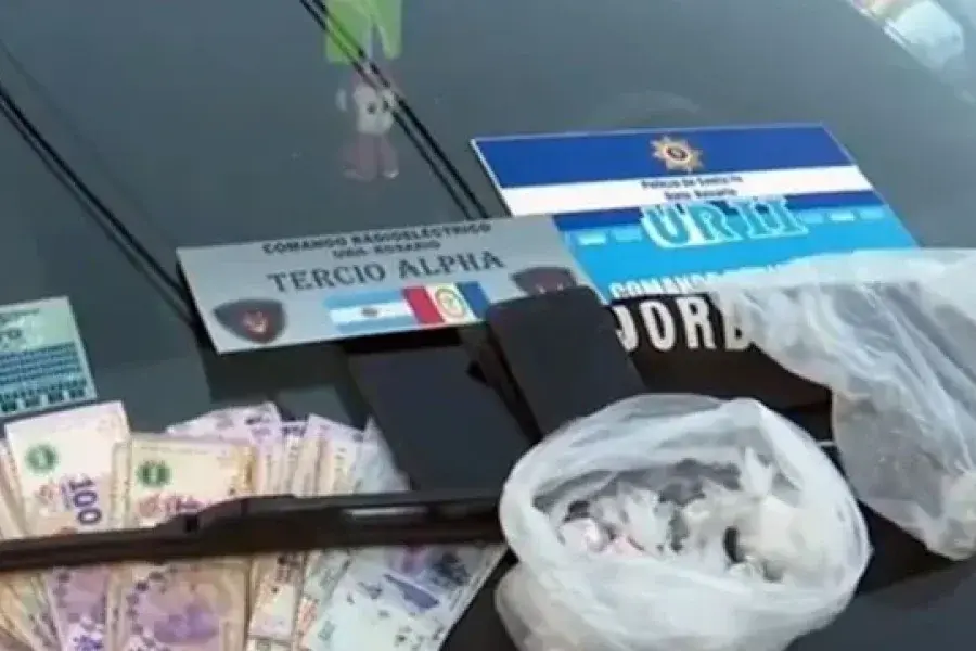 Los persiguió la policía, chocaron y fueron detenidos con más de 300 bolsitas de cocaína