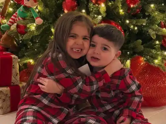 Navidad en familia: los hijos de Valentina Cervantes y Enzo Fernández desbordaron ternura en Londres