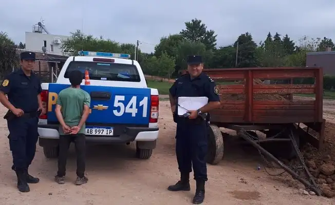 Un delincuente agarró una pala y quería robar brosa de acopio municipal