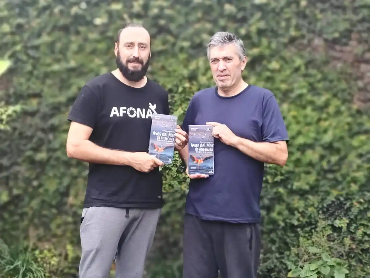 Aves, biodiversidad y compromiso ambiental: una guía de Ansenuza para conservar mirando al cielo realizada por Gustavo Bruno y Ezequiel Vivas.