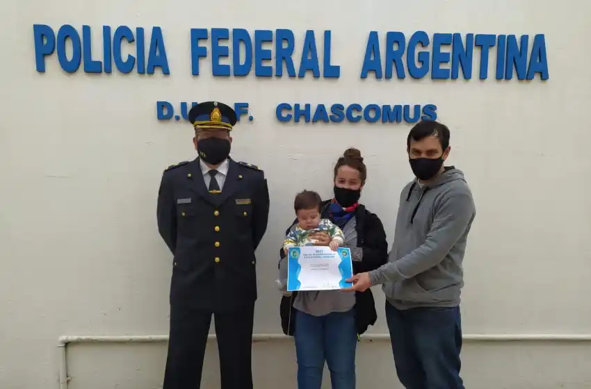 La Policía Federal entregó carnet de obra social a hijo de afiliado