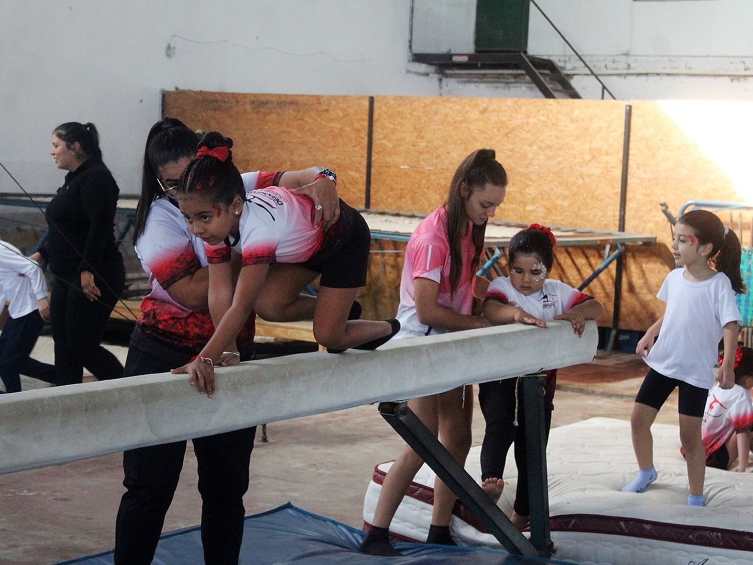 Encuentro de gimnasia artística a beneficio de Martín Reynoso en Gualeguay Central
