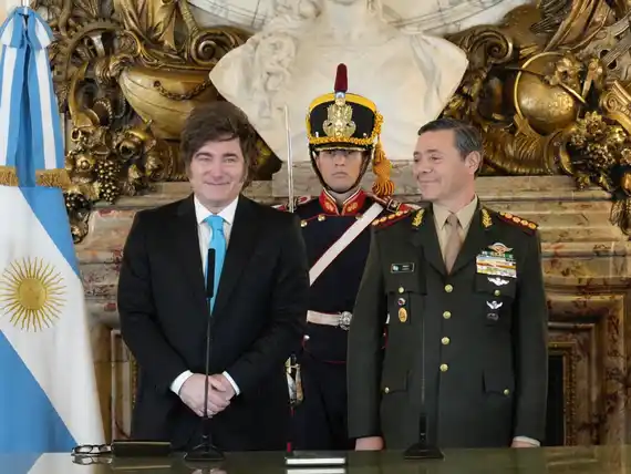 Batalla cultural: Presti asumió en Defensa con uniforme militar