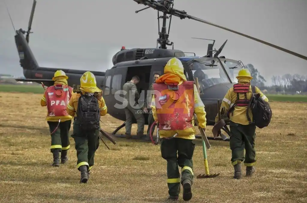 Brigadistas trabajan frente a Arroyo Seco para extinguir un foco ígneo 