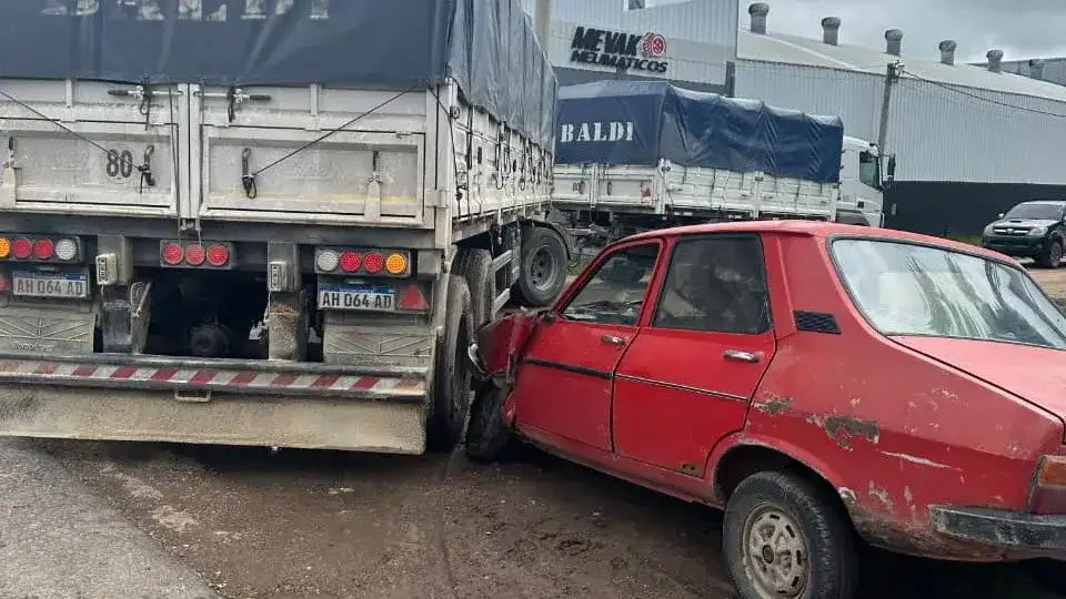 Un siniestro vial en la Ruta 11 dejó dos personas hospitalizadas tras un choque en cadena frente a AFA
