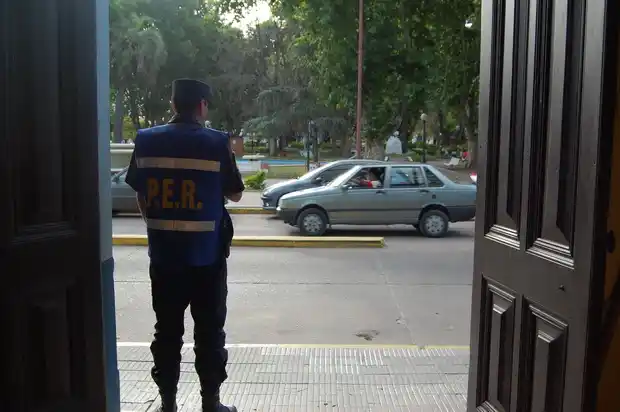 Fue al Carnaval y aprovecharon para “reventarle” la puerta