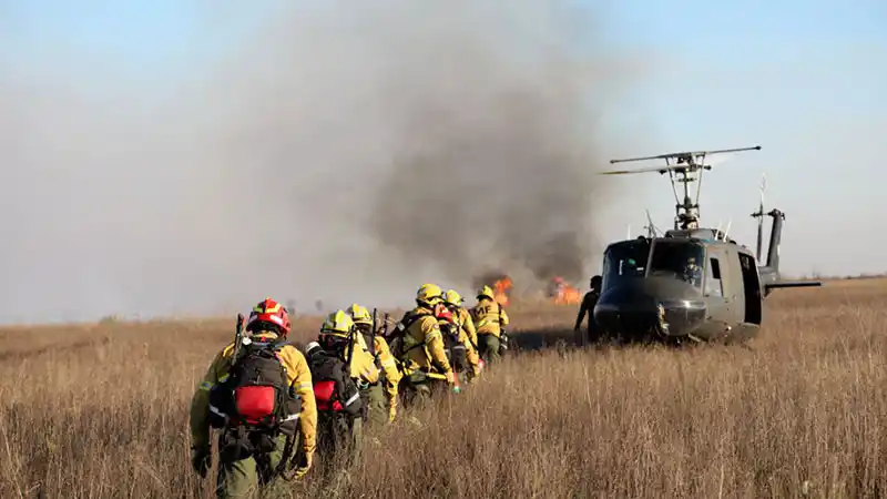 Bordet pidió la colaboración de Fuerzas Armadas para combatir incendios en islas
