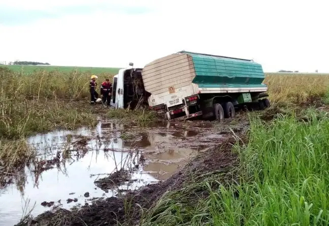 Ruta 20: Volcó un camión y el conductor debió ser hospitalizado 