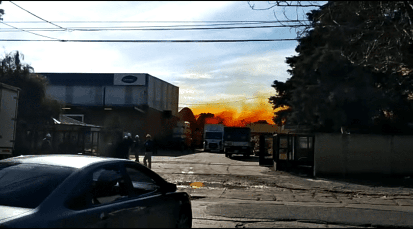 Explotó un contenedor con ácido y de pronto el cielo se puso naranja