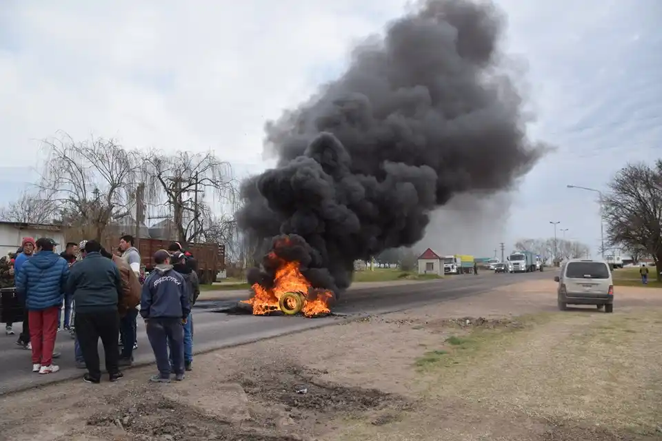 “Estaremos acá cortando la ruta hasta que aparezca alguien y nos dé una solución”