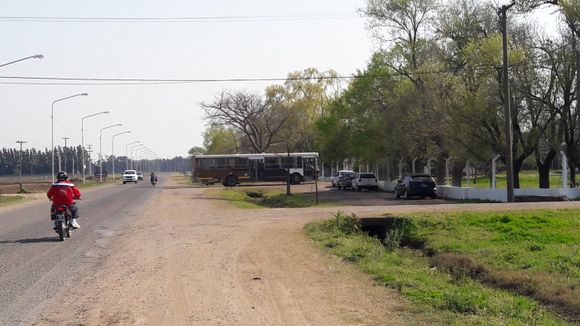 Los ladrones esperan cuando llevamos los chicos a la escuela en la parada del colectivo