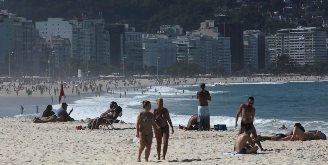 Brasil reimpone el uso del barbijo en aeropuertos y aviones en la previa al verano