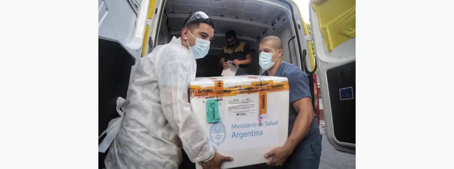 Llegaron más de 200 mil dosis de AstraZeneca y partió un nuevo vuelo a Moscú en busca de Sputnik V