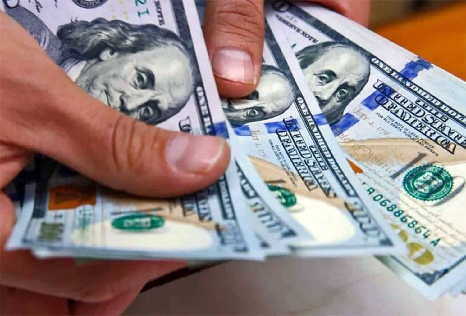 Tensión cambiaria: el dólar blue volvió a subir y supera los $ 212