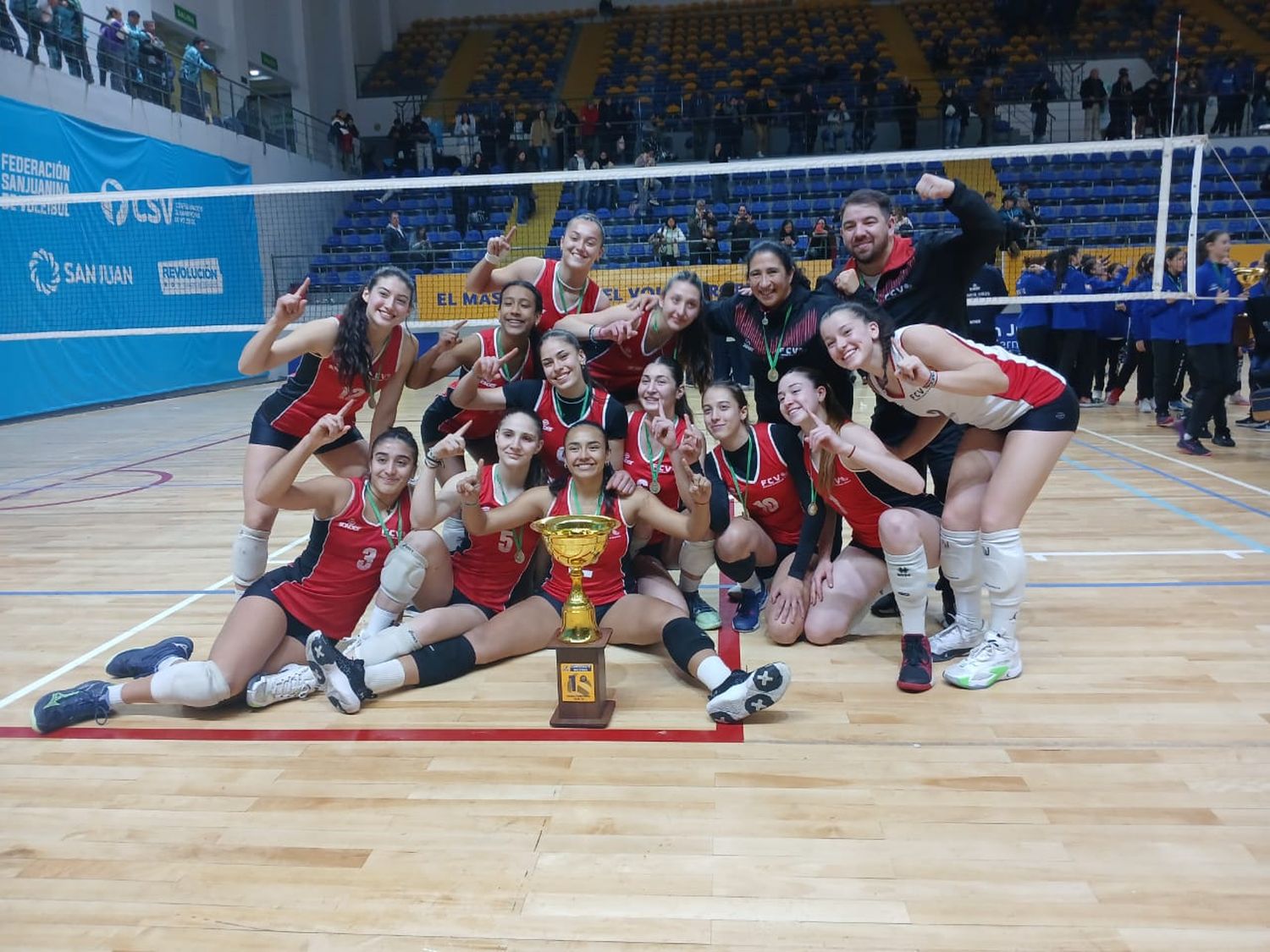 El festejo de las flamantes campeonas