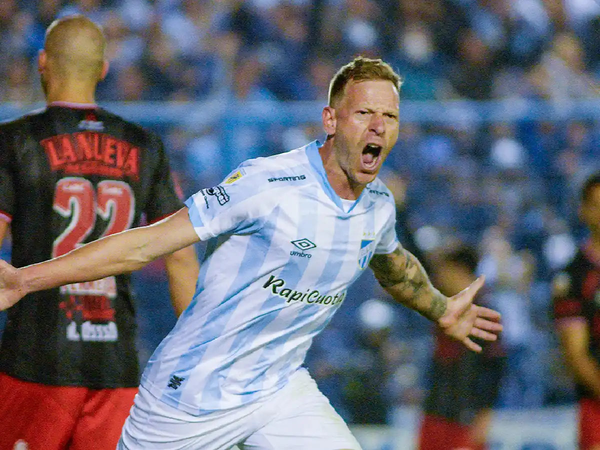 El “Decano” goleó y se ilusiona con el título