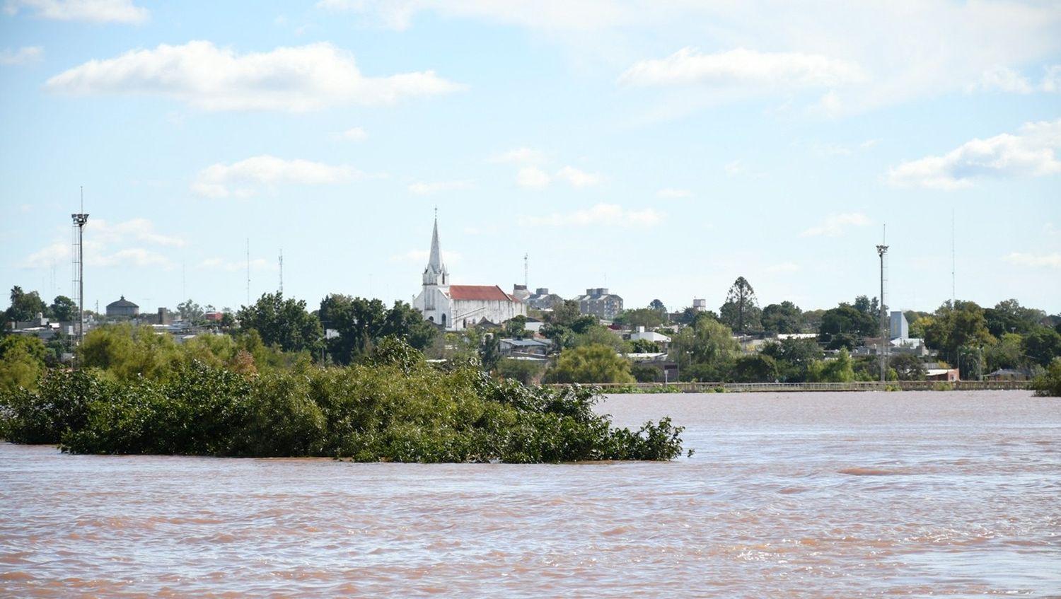 Mientras el río baja su nivel, las familias esperan volver a sus hogares