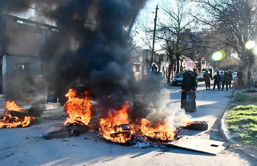 La policía desalojó a tres familias de una vivienda y los vecinos realizaron una manifestación