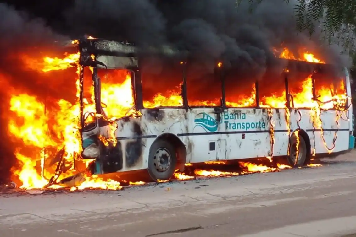 Un colectivo de Bahía Blanca se prendió fuego con cinco pasajeros arriba