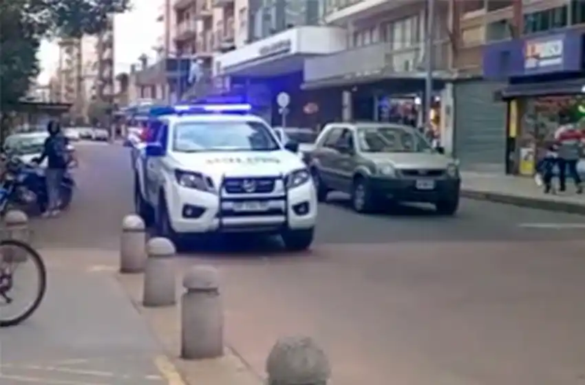 Simulando tener un arma, entró a locales de la galería Sacoa para robar