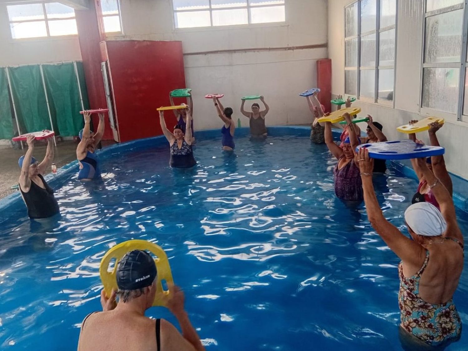Ofrecen clases gratuitas de gimnasia para mayores de 55 años en la piletas del Neptunia