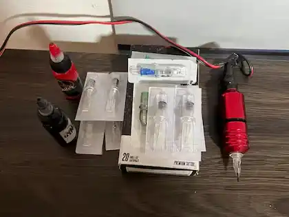 Detuvieron a un hombre que explotaba sexualmente a mujeres y tatuaba sus iniciales en los genitales