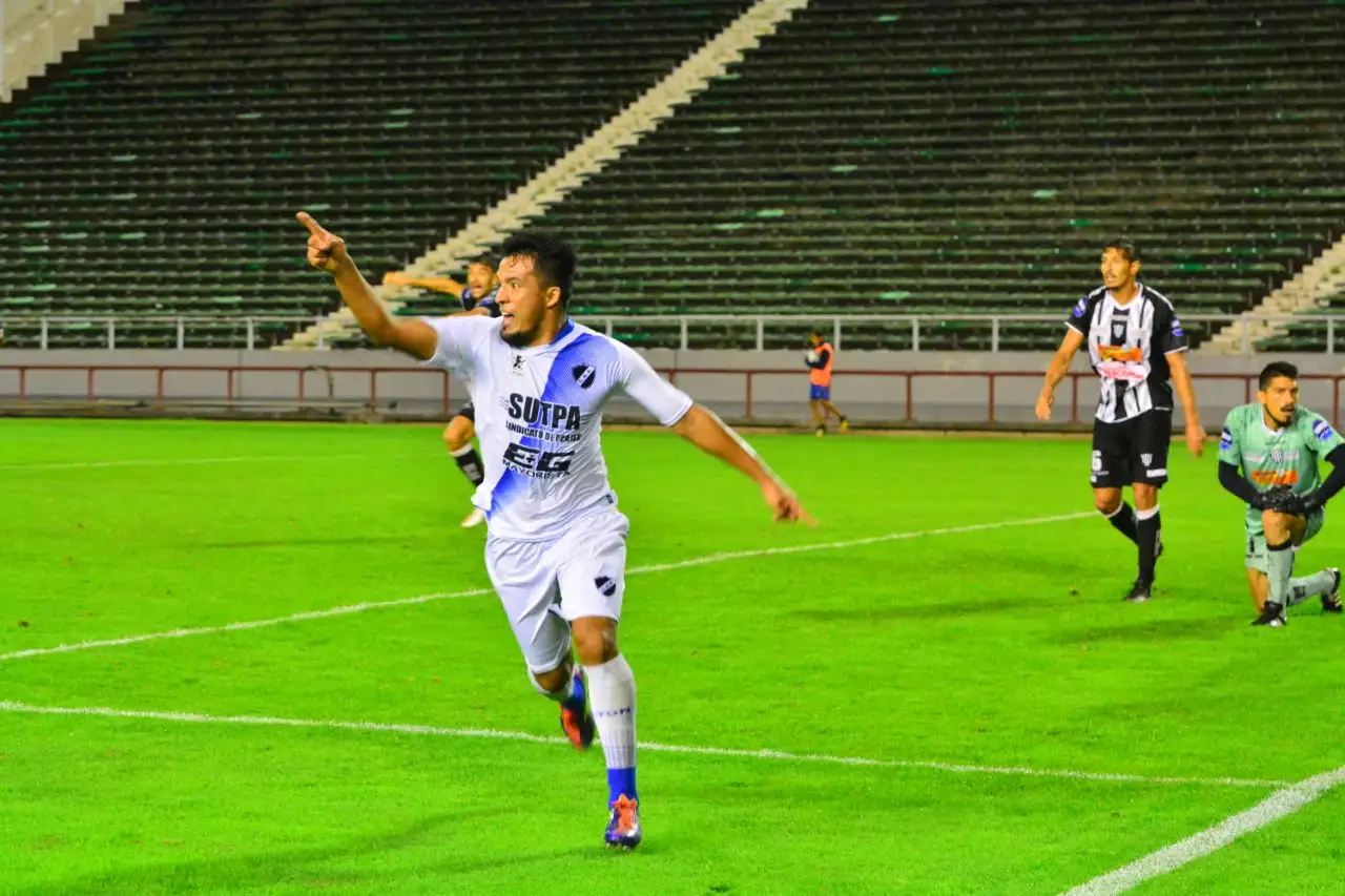Alvarado dio a paso más a su manera