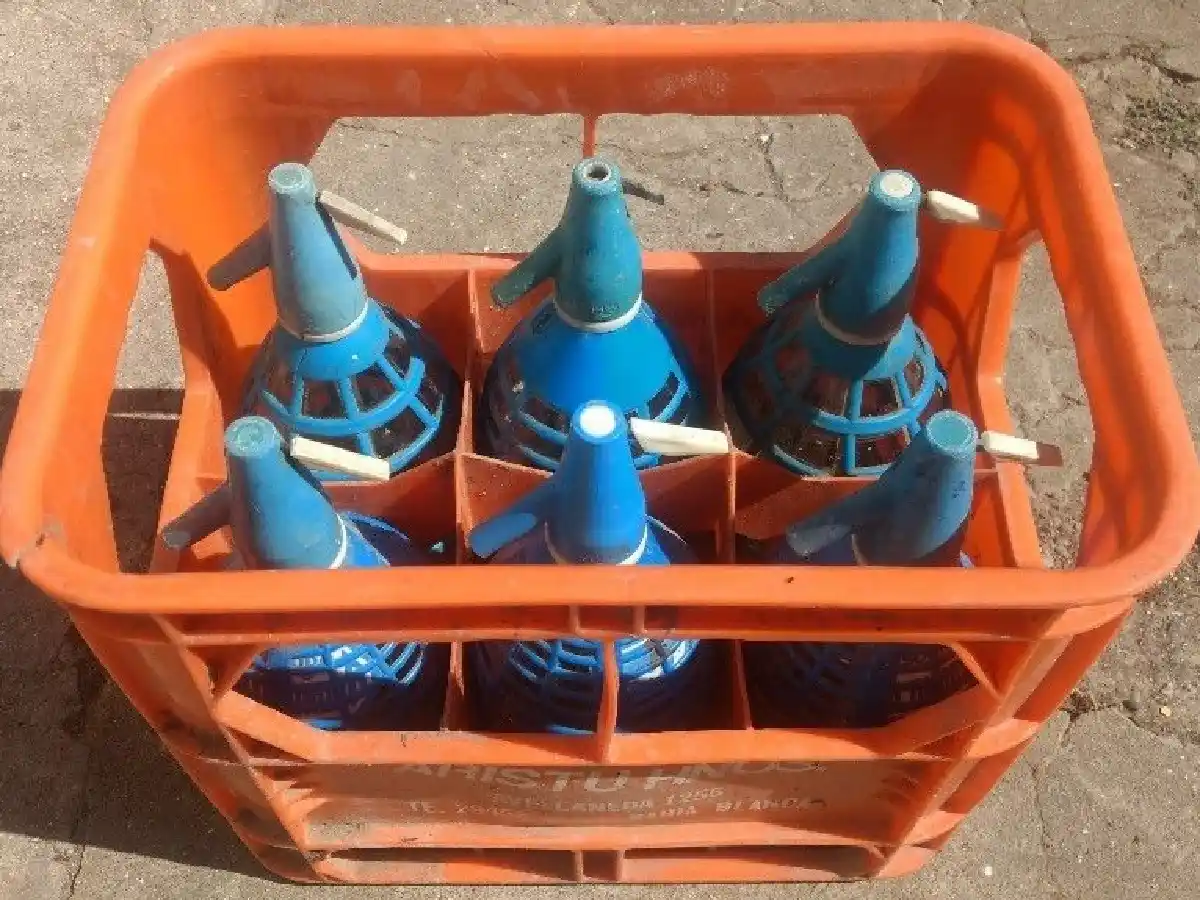  Dejó los sifones en la puerta para el sodero y se los robaron  