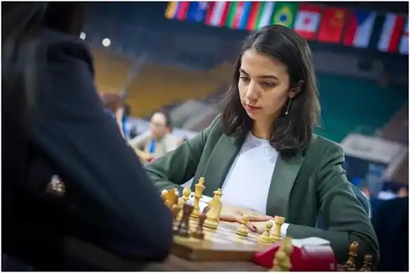 Ajedrecista iraní fue advertida de que no regresara a Irán tras competir sin hiyab
