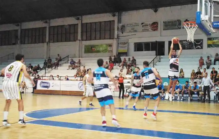 En sus respectivos partidos ganaron Ferro y Capuchinos