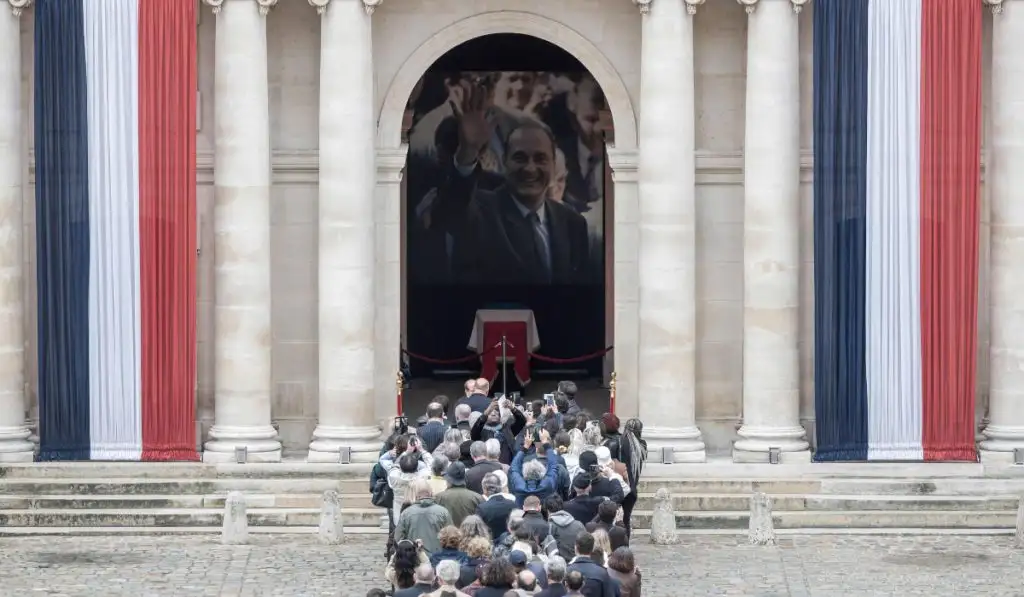 Homenaje popular al expresidente francés Jacques Chirac antes de los actos oficiales