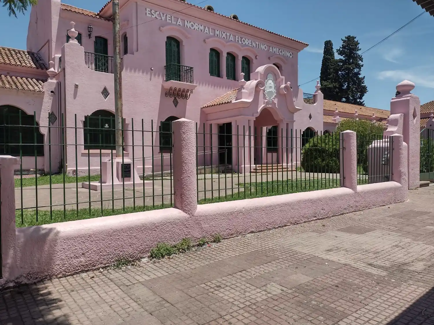 Escuela de Luján advirtió que estudiantes están promoviendo peleas afuera de la institución