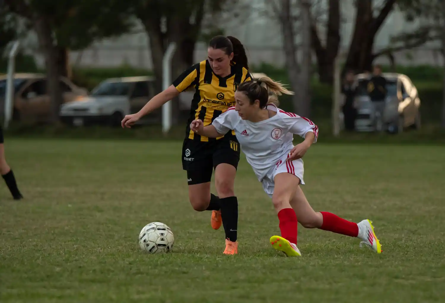 Clásico que define punta en el Oficial Femenino