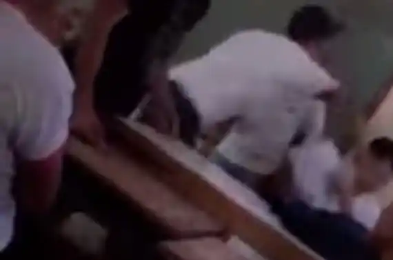 Video: Un alumno agredió a golpes de puño a un profesor porque lo reprobó