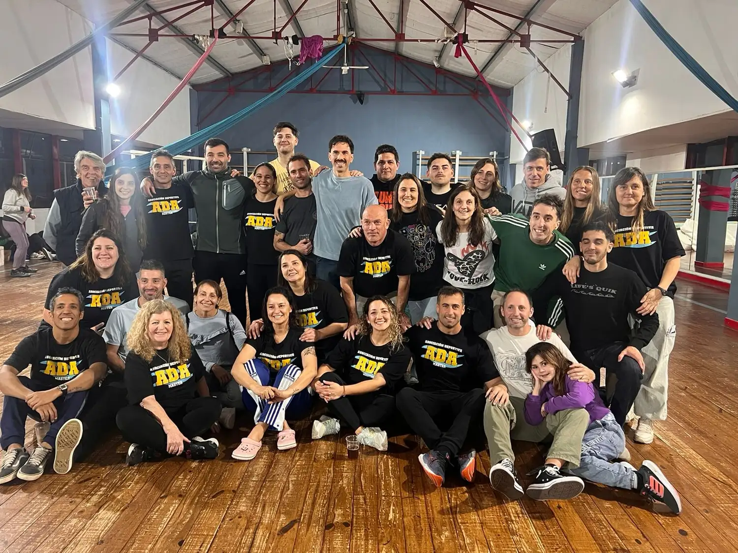 ADA Máster. El equipo, junto a su entrenador Axel Daraio