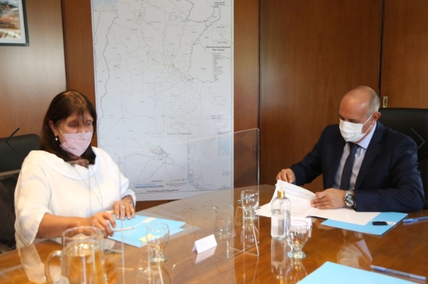 Provincia acordó "buscar inmuebles ociosos" de Trenes Argentinos para "beneficiar a los que no tienen vivienda" 