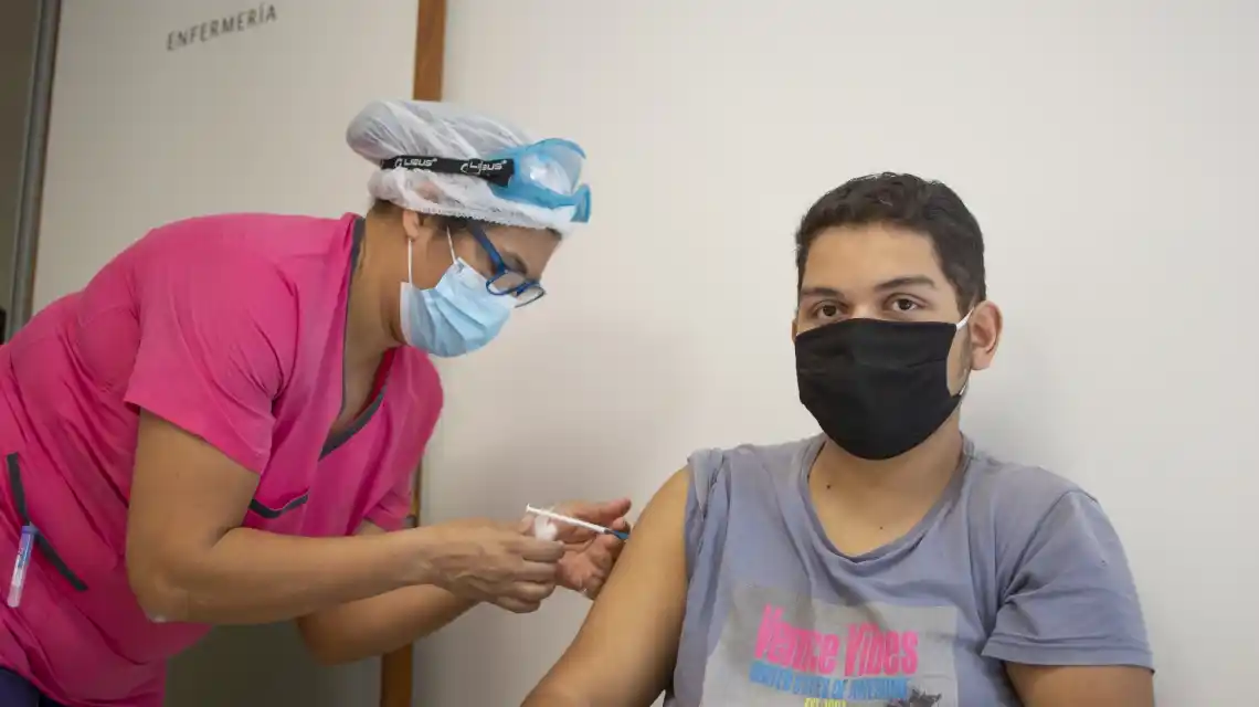 Se iniciará la vacunación a adolescentes sin factores de riesgo